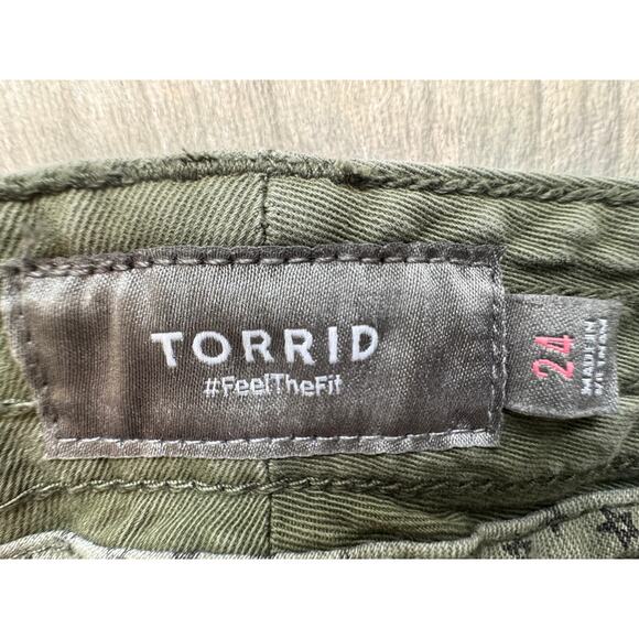 Torrid Women's Plus Size Military Cuffed Twill Shorts, Olive Green, Size 24 - Picture 5 of 7